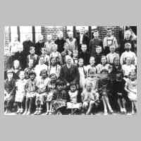 041-0012 Klassenbild der Volksschule Irglacken mit Lehrer Wickmann im Jahre 1934.jpg